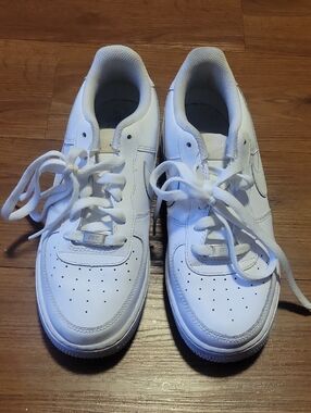 Nike Kids White Leather Sneakers with Lace-Up Closure